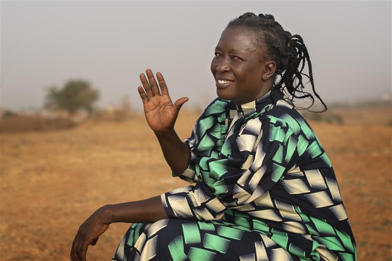 medium-shot-senior-black-woman-outdoors